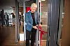 ÅPNET: LO-leder Peggy Hessen Følsvik fikk æren av å klippe den røde snora til LO-senteret.