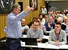 NY LEDER: Atle Rasmussen strekker armene i været.