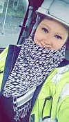 PÅ JOBB: Kristine Jensen på jobb for M3 Anlegg, i gravemaskinen.