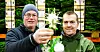 FREMTIDIG JULETRE: Mellom åtte og tolv år tar det før den lille granplanten blir et ordentlig juletre, men både Rune Eika (til venstre) og Even Nordbø synes det var litt morsomt å pynte den lille planta allerede nå.
