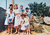 SOMMER I PALESTINA: Line Khateeb tilbrakte hver eneste sommer i liten landsby i Galilea sammen med familien der. Her står hun, nederst til høyre, sammen med fettere og kusiner.