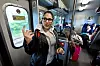 EN KATASTROFE: Alba Cortez fra Barcelona har bodd og jobbet i London i ti år. Nå er hun på vei til Gatwick og håper å rekke flyet sitt. Hun er sent ute, fordi toget hun egentlig skulle reise med ble kansellert. – For meg fungerer togsystemet ganske greit, men nå i rushtiden er det en katastrofe, sier hun.