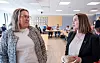 FLERE HATTER: Ordfører Kristin Furunes Strømskag (t.h.) har snakket med Hege Vikaskag om hennes mange roller.