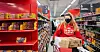 TILLITSVALGT: Josefine Skoglund på Meny Wilbergjordet i Fredrikstad har fått med seg at mange gleder seg til å kunne dra på svenskehandel når grensene åpner igjen. Det kan bety at hun mister flere kolleger.