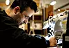 Haitham Arsalam har sydd klær og jeans i sin egen fabrikk i Syria. Nå syns han det er trivelig å jobbe i sømavdelingen på Røros Tweed.