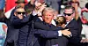 Donald Trump knytter neven instinktivt mot sine egne, mot kameraene.