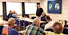 Hallgeir Randheim (stående) under et møte i juni 2018 der det ble diskutert om man skulle jobbe for en egen bussarbeiderforening i Oppland.