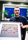 SAMLEREN: NNNs organisasjonsarbeider i Rogaland Erik Stangeland har alltid vært en samler. Nå er det arbeidermerker som er hans store lidenskap.