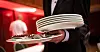 Yrker i hotell- og restaurantnæringen er regelmessig å finne på lister over de dårligst betalte jobbene i Norge. Neste uke kan snaut 1600 ansatte bli tatt ut i streik.