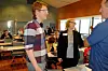 Martin Henriksen (t.v.), Benedikte Sterner og Roger Pilskog fra LO, i livlig passiar om privatskoler under LOs utdanningskonferanse.