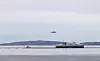 Helikopter og båt fra redningstjenesten er raskt ute ved det som skal forestille et atomdrevet turistskip. Der skal de blant annet plukke opp passasjerer og mannskap som har havnet i sjøen etter en eksplosjon om bord.