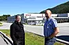 Nestleder i NTF-klubben, Arne Aleksandersen (i svart jakke og bukse) og leder i Møre og Romsdal Transportarbeiderforening, Jack Sæther måtte over veien for å ta en prat, siden Asko Molde ikke ønsket at møtet skulle foregå hos dem.