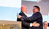GRATULASJONER: Johhny Hansen fikk gratulasjoner og gode ord fra generalsekretær i ITF, Steven Cotton.