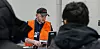 NY LOGO: Torbjørn Staff har fått ny arbeidsgiver og ny logo på vesten når han tar imot bagasje fra turister på Svalbard. Etter at han ble virksomhetsoverdratt fra Widerøe Ground Handling til Avinor, har han også skiftet fagforening til NTL Luftfarten.