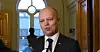 Trygve Slagsvold Vedum i vandrehallen på Stortinget.  De fire opposisjonspartiene Arbeiderpartiet, Fremskrittspartiet, Senterpartiet og SV sørget derimot torsdag for å gi Widerøe nødhjelp i form av en støtte til såkalte FOT-ruter.