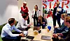 GRÜNDERE: Tina Bru prater med et knippe av Energy-gründerne.