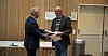 START: Industri Energi-leder Frode Alfheim overrakk kravene til administrerende direktør Stein Lier-Hansen i Norsk Industri ved forhandlingenes oppstart på tirsdag.