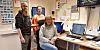 VÆRVARSEL: Nils Rune Hansson og Hege Terum Kvitberg oppdateres på de siste observasjonene og registreringene fra avtroppende meteorologifullmektig Tina Skagen (foran). – Værvarslene og registreringene vi gjør her er viktig for all ferdsel og for sikkerheten i nordområdene, sier de tre.
