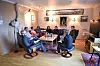 OVERLEVERING: Over et par intense dager skal mange erfaringer og mye informasjon overleveres til det påtroppende personellet. Her er Nils Rune Hansson, Tina Skagen, Hege Terum Kvitberg, Marte Holmsen, Sofie Kolsum, Hanne Simonsen, Ken Gøran Bersvendsen og Vera Lund samlet til briefing inne i stua på Meteorologisk Institutts avdeling på Jan Mayen.