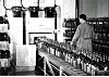 TAPPERI: Vinmonopolet bygget sitt eget produksjonsanlegg på Halse i Oslo i 1932, her fra tapperiet en gang mellom 1933-1940.