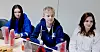 INSPIRERT: Lina Nygaard (f.v.), Simen Blindheim-Haugen og Gabriella Skjeldal får høre om verdien av å være organisert hos LO i Bergen og Omland.