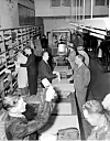 POLKONTOR: Et bilde fra mai 1951, i Vinmonopolets utsalg i Storgata 33 i Oslo. Der NNN-arbeideren har kontor i dag!