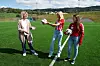 NY SPONSOR: Hadeland KFK fikk 40 fotballer fra Fagforbundet – de skal være mye bedre enn ballene jentefotballaget hadde fra før. Her er trenerne Camilla Løvbrøtte (midten) og Line Mathisen sammen med leder i Fagforbundet Gran, Ingrid Frydenlund.