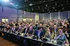 FLERTALL: På de fremste rekkene ser vi at medlemmene i forbundsstyret stemte imot at de to ansattrepresentantene skal få stemmerett i forbundsstyret. Resten av salen var derimot enige i at representantene skulle få stemmerett, og de utgjorde et tydelig flertall.