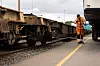 SISTE STOPP: Etter åtte timer på Rauma- og Dovre?banen ender godset på Alnabru. Nå er det Robert Jakobsen som må heve og senke støttebeina til trailervognene.