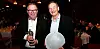 HEDRET: Jan Olav Andersen med pioneren og Geir Hole med EL og IT Forbundets hedersgave under kameratkvelden på landstariffkonferansen for elektrofagene (LOK) i Sandefjord onsdag.