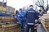 Arbeidstilsynets inspektører har blant annet blitt truet med motorsag når de utfører sien inspeksjoner. Bildet er tatt under er tilsyn på en byggeplass i Oslo der de litausiek arbeiderne fyller ut spørreskjemaer om sine arbeidsforhold.
