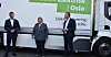 AVDUKET: Jochen Thewes, CEO for Schenker AG (t.v.), statsminister Erna Solberg og Knut Eriksmoen, administrerende direktør i DB Schenker Norge under avdukningen av selskapets første av totalt 11 elektriske lastebiler beregnet på distribusjon i Oslo-området.