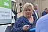 Statsminister Erna Solberg avduket DB Schenkers nye lastebil, som er den første serieproduserte elektriske lasetbilen, produsert av Volvo.