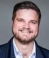 KRITISK: Tobias Drevland Lund sit på Telemarksbenken for Rødt på tinget. Han meiner at store selskap har gribba til seg pengar frå norske barnehagar.