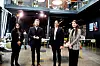 DELTAKERE: Tre som har vært gjennom programmet og en arbeidsminister. F.v. Sasirega Ayyanar fra India, Torbjørn Røe Isaksen fra Høyre, Papitha Sekar fra India og Khandija Khan Aamir fra Pakistan. I andreetasjen spiser høstens nye arbeidstreningskull jubileums-marsipankake sammen med EL og ITs Esben Smistad.