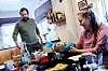 Selv om de fleste ansatte på Klokkergårdstiftelsen er de samme, er det vikarer der som på de fleste andre steder. – Hvis jeg går på vakt med faste ansatte jeg kjenner godt, ser vi raskere når hver av oss er slitne og da kan vi bedre ivareta hverandre, sier Kjelstad. Her er hun sammen med Bjørnar Østerås som jobber fast.
