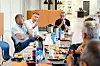 ARBEIDERFORENING: Terje Aasland og Bjørnar Skjæran i sitt rette ess på besøk hos Herøya Arbeiderforening. EØS diskuteres grundig. Alle er for.