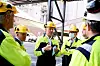 I SAMTALE: Terje Aasland og Bjørnar Skjærvan i samtale med blant andre representanter fra Statnett, Yara, Aker Horizon og flere.