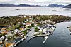 Fiskeslakteriet (det stor bygget i midten) er på mange måter hjertet i lokalsamfunnet i Skrova utenfor Svolvær. Nå skaper grunnrenteskatten usikkerhet både for eiere, ansatte og hele øya.