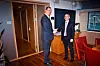 Samferdselsminister Ketil Solvik-Olsen (FrP) og Postkomleder Odd Christian Øverland håndhilser foran sitt første møte.