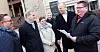 LEVERTE LOVFORSLAG: NSOF-leder Hans Sande (t.v.) og Johnny Hansen (t.h) leverte et ferskt lovforslag til Jonas Gahr Støre (Ap), Solfrid Lerbrekk (SV) og Trygve Slagsvold Vedum (Sp). Bakerst står Peggy Hessen Følsvik fra LO, som har vært med å bestille dette lovforslaget fra UiO.