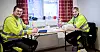 AVSTAND: Fredric Eriksson (til venstre) er tillitsvalgt og har ansvar for lærling Øivind Kristiansen i UCO. De to tar seg en god lunsjpause i den varme brakka ved regjeringskvartalet.