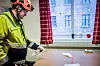 SPRIT: Smittevern er en selvfølge, og spriting av overflater inngår i rutinene for stillasmontør Fredrik Eriksson.