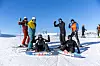 PÅ TOPPEN: Noen av veteranene på toppen av bakken. For Pavel Harakh, sittende til høyre, var dette første gangen han prøvde snowboard.