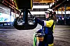 Lærling Tuva Haugsgjerde Grønås kjører traverskran, som styres fra en egen styringsenhet (tablå). Krana går på skinner i taket.