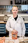 KVALITET: Robin Busch passer på at kornet som brukes i havregrynet er av god kvalitet.