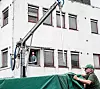 SJEKK: Martinus Furnes på laboratoriet sjekker kvaliteten på kornet til bonden. Høy kvalitet betyr mat. Resten går til fôrproduksjon.