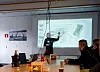 BRIF: Prosjektleder Audhild Storbråten i Hæhre Arctic  i morgenmøte med de ansatte som er med på opprydningsprosjektet, også kjent som Miljøprosjektet.