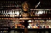 FOREVIGET: Robert Hermansen ble dømt for grov korrupsjon i 2011 og bysten hans ble dermet fjernet fra gata i Longyearbyen, men over bardisken på Karlsberger Pub står det en kopi. Gruvebusene inviterte han på fest etter soningen.