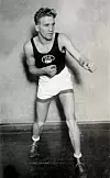 MESTER: Arbeideridretten dyrket ikke stjerner slik den borgerlige idretten gjorde. Men de deltok i internasjonale konkurranser. Jens Gulliksen, ble OL-mester i boksing i arbeiderolympiaden i Wien 1931. Gulliksen kom fra Lillestrøm Turnforening og idrettslag og var mangeårig ansatt i Arbeiderbladet.